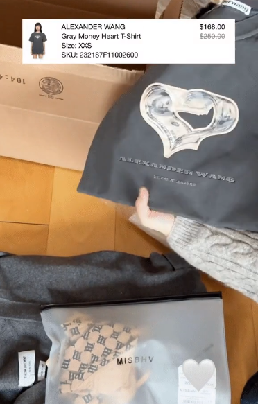 Cô nàng cũng mua được một chiếc áo phông của thương hiệu Alexander Wang giá sale còn 168 USD (~4,1 triệu đồng).