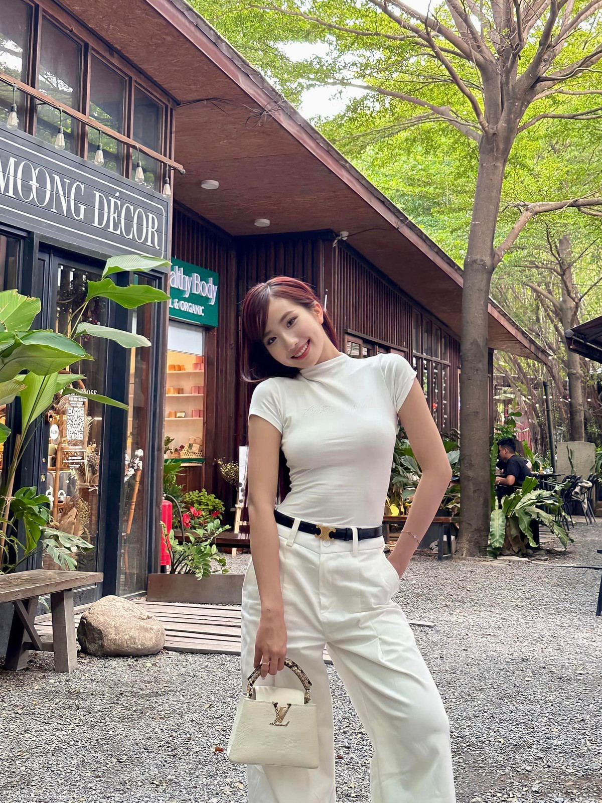 Gái xinh sở hữu nhiều chiếc túi lên đến hàng trăm triệu đồng của các nhà mốt lớn.