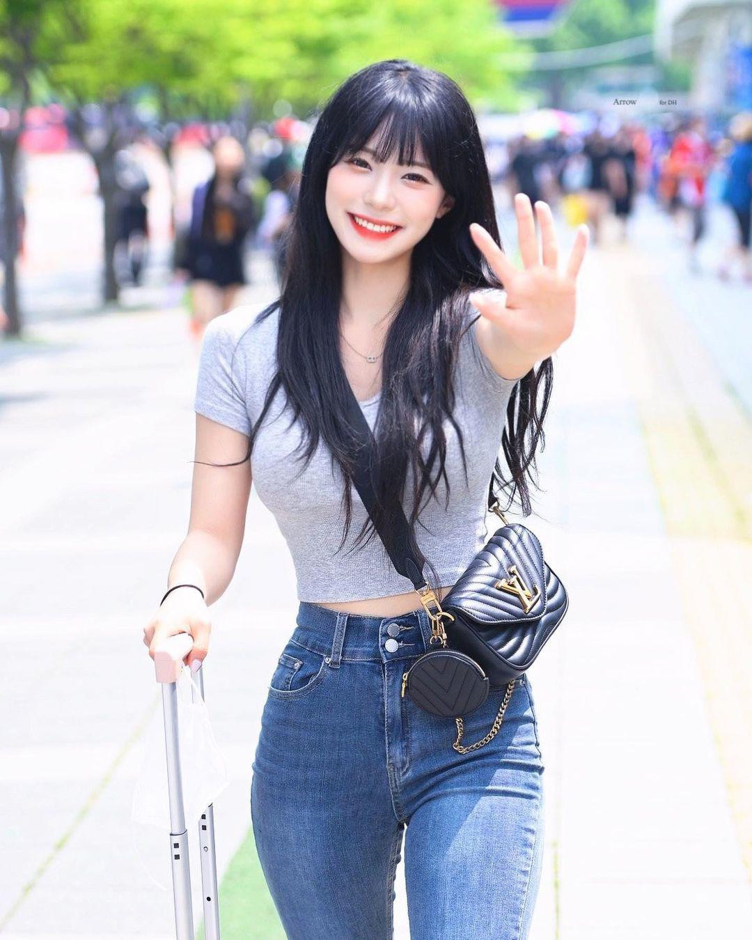 Sở hữu gương mặt xinh đẹp, làn da trắng mịn, cô được gọi với danh xưng ''thiên thần cổ vũ'', '' búp bê cổ vũ''.