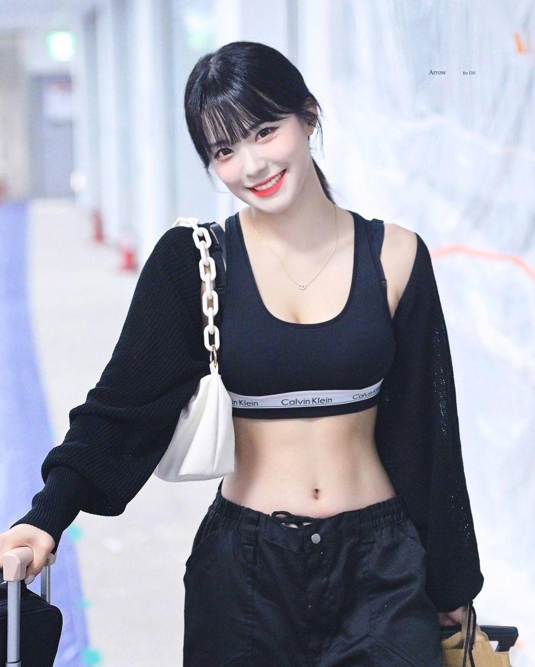 Ngoài gương mặt xinh đẹp, "nữ thần cổ vũ" còn sở hữu vóc dáng săn chắc, 3 vòng quyến rũ, đặc biệt là vòng eo 56cm, cùng chiều cao 1m64.