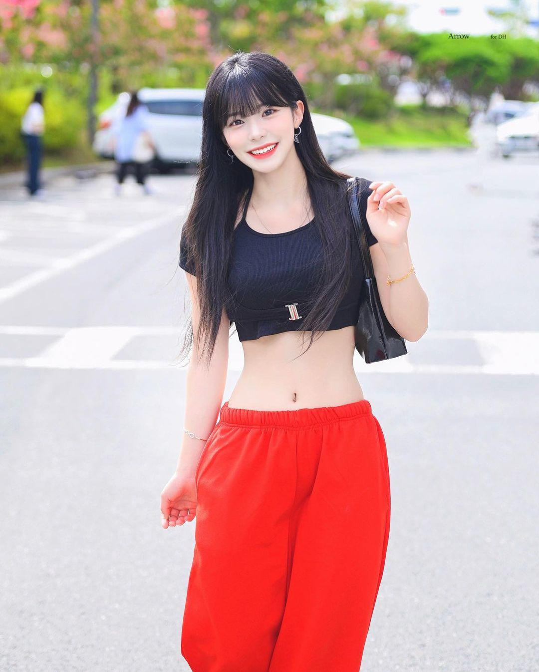 Trên trang cá nhân của mình, Lee Da Hye thường xuyên chia sẻ hình ảnh, clip đi làm, các khoảnh khắc đời thường.