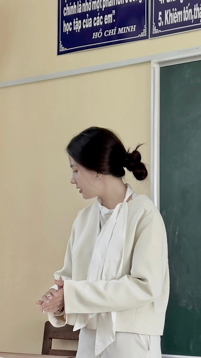 Nhiều người cho rằng dù đi dạy nhưng outfit xinh lung linh của Vẹn Trần chẳng khác gì đi làm mẫu ảnh.