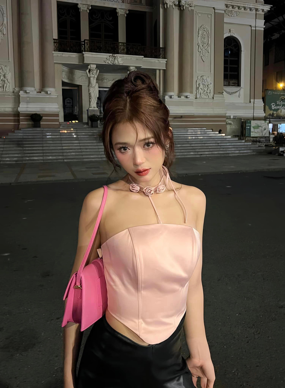 Hot girl này được biết đến trong đoạn clip che nắng cho bạn, nổi như cồn trên mạng xã hội năm 2018.