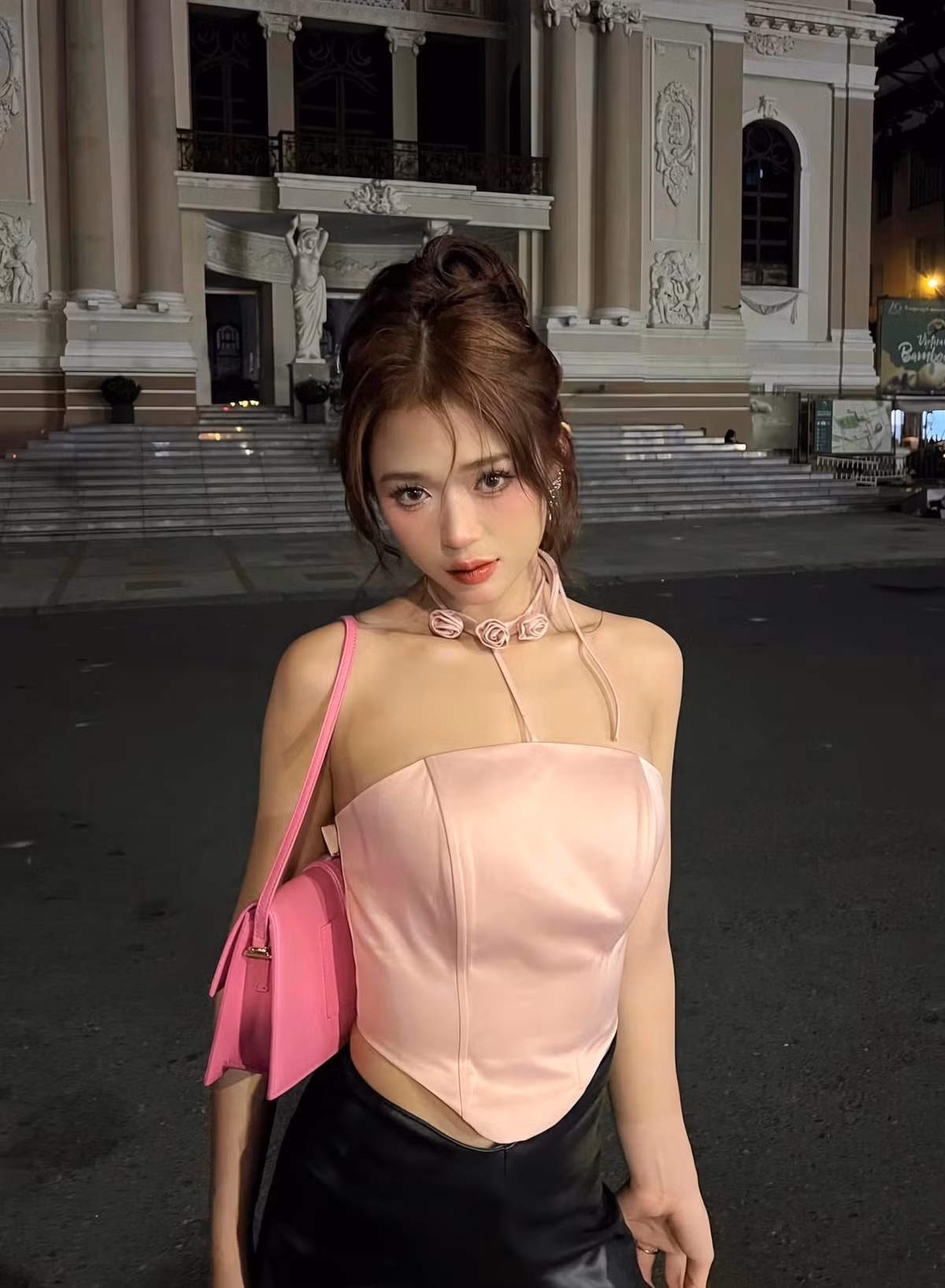 Hot girl này được biết đến trong đoạn clip che nắng cho bạn, nổi như cồn trên mạng xã hội năm 2018.