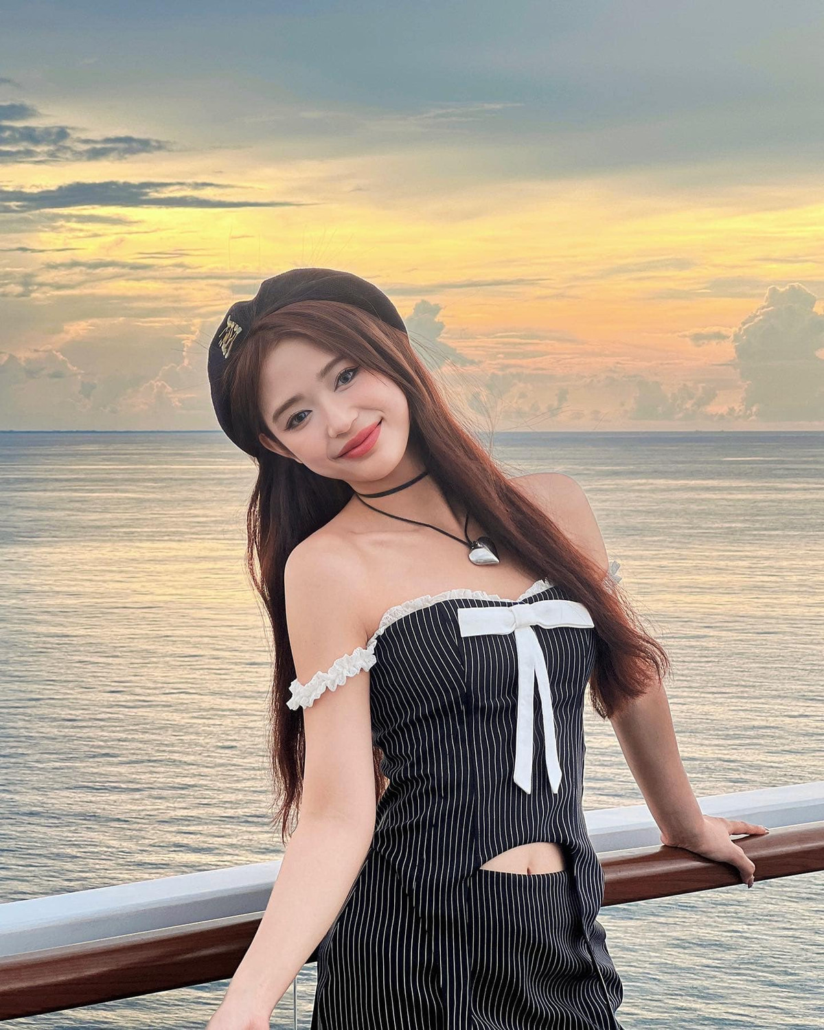 Cô nàng không chỉ xinh đẹp, tài giỏi mà còn là một tín đồ thời trang đúng nghĩa, luôn theo dõi các xu hướng đình đám trong làng mốt.