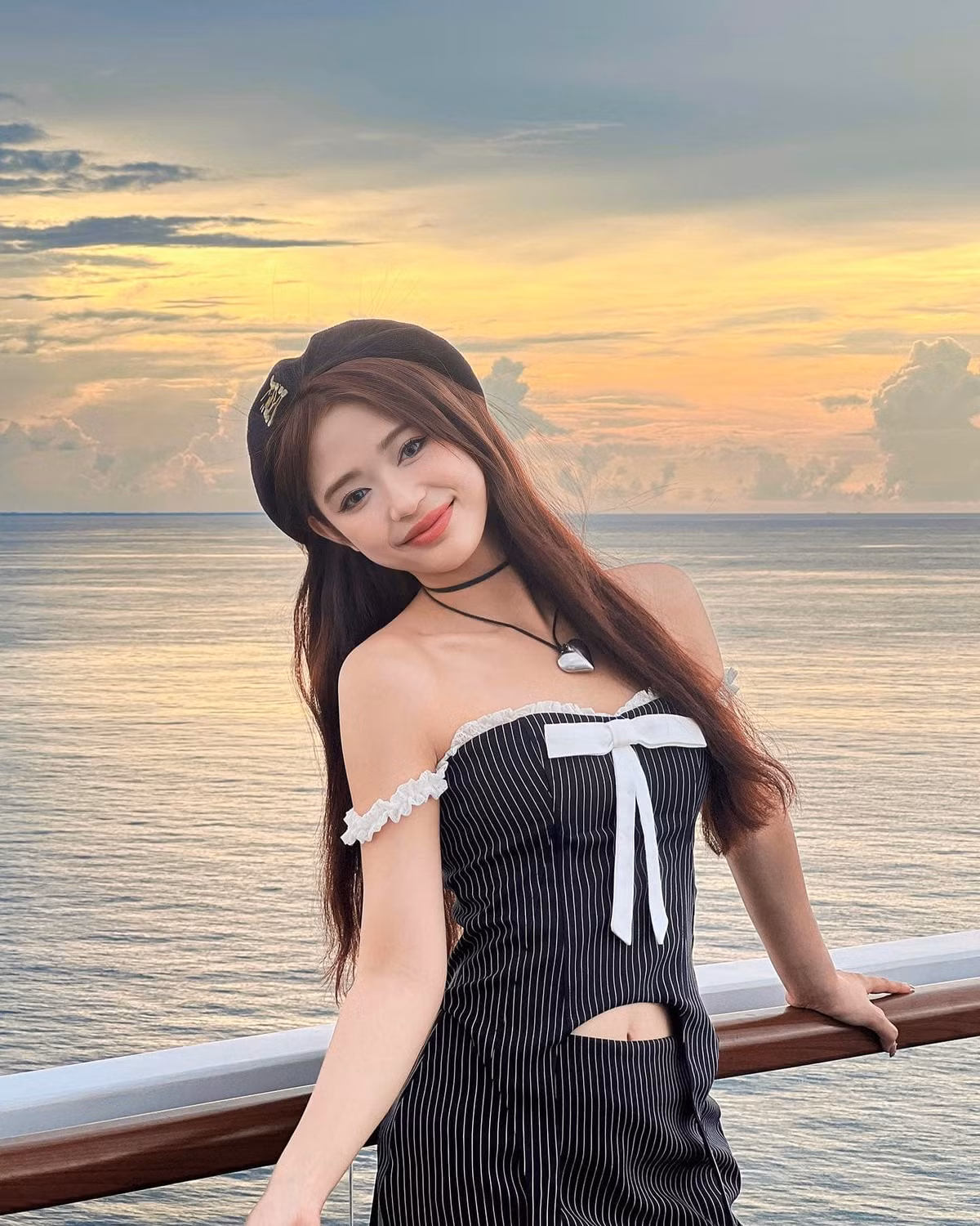 Cô nàng không chỉ xinh đẹp, tài giỏi mà còn là một tín đồ thời trang đúng nghĩa, luôn theo dõi các xu hướng đình đám trong làng mốt.