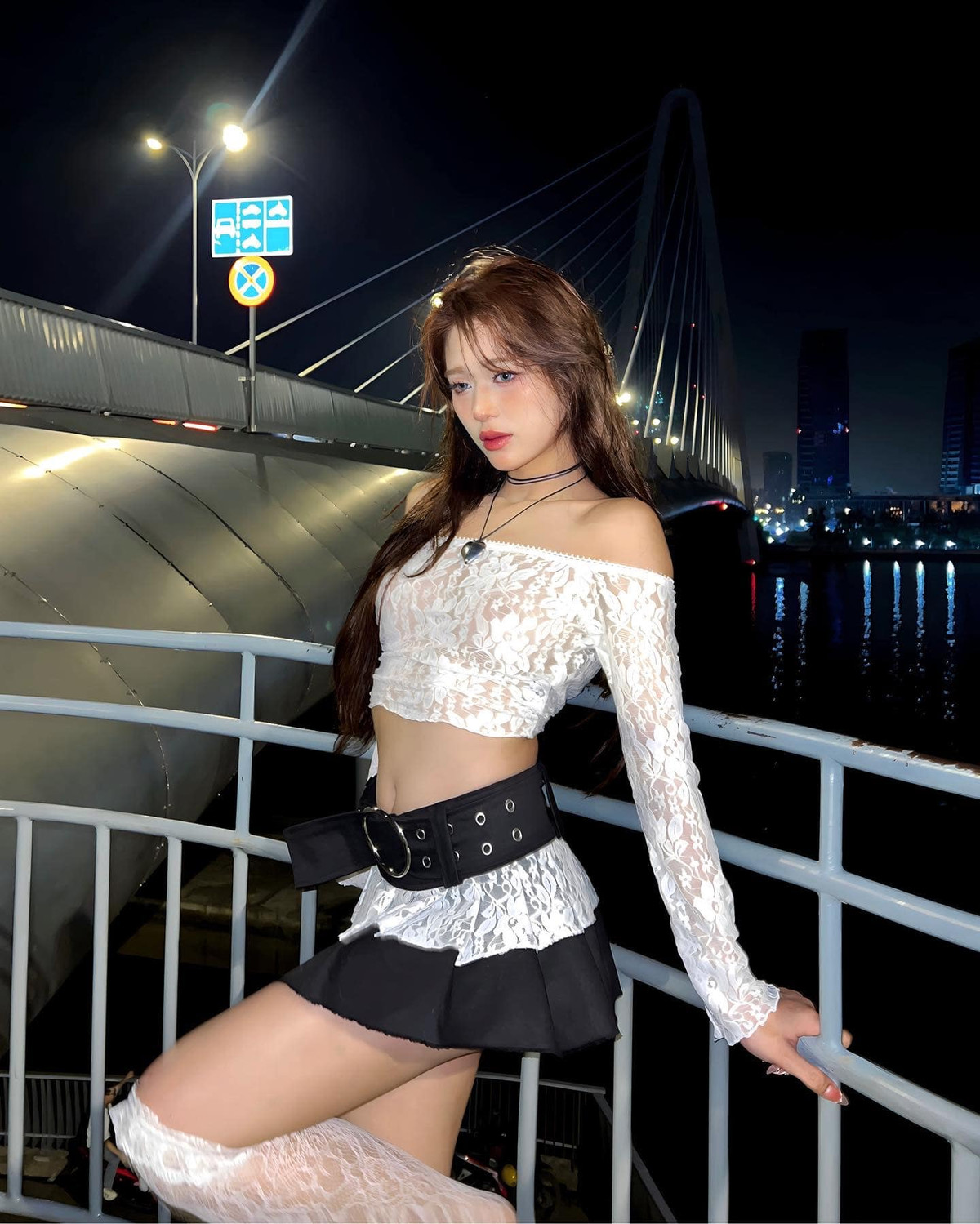 Ngoài đời thường, mỹ nhân Biên Hoà thích mê những chiếc váy nữ tính, gợi cảm vừa đủ.