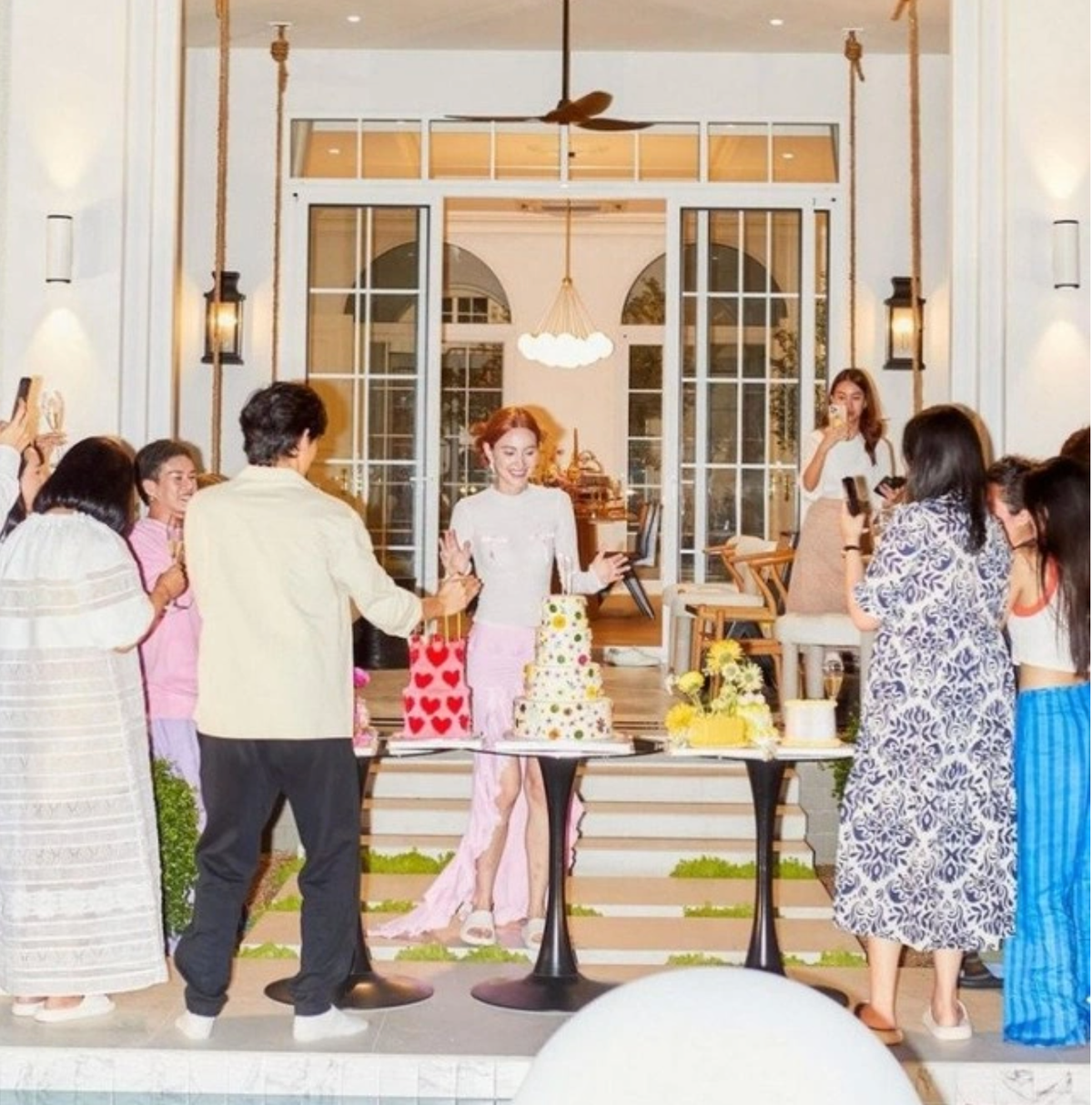 Siêu biệt thự của Mai Davika là một trong những bất động sản lớn nhất làng giải trí Thái Lan. Tổng diện tích của ngôi nhà hơn 8.000 mét vuông, thiết kế lấy cảm hứng từ vẻ đẹp cổ điển của phương Tây và áp dụng phong cách đơn giản, sang trọng.