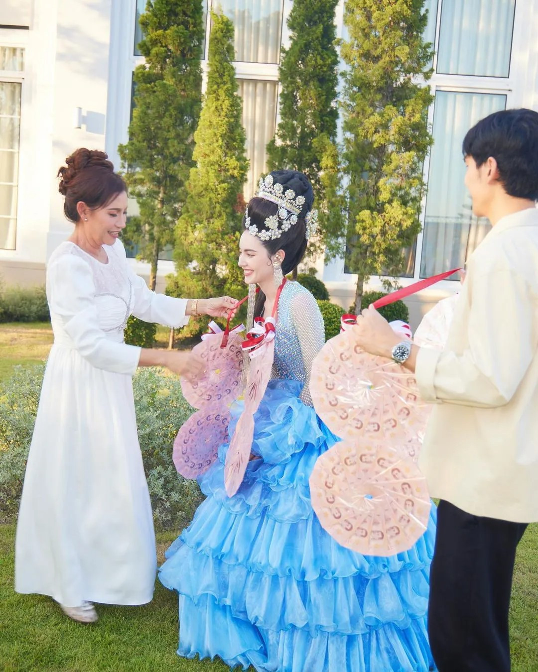 Mai Davika khoe trọn nhan sắc sắc nét cùng vóc dáng nổi bật trong chiếc đầm lộng lẫy.