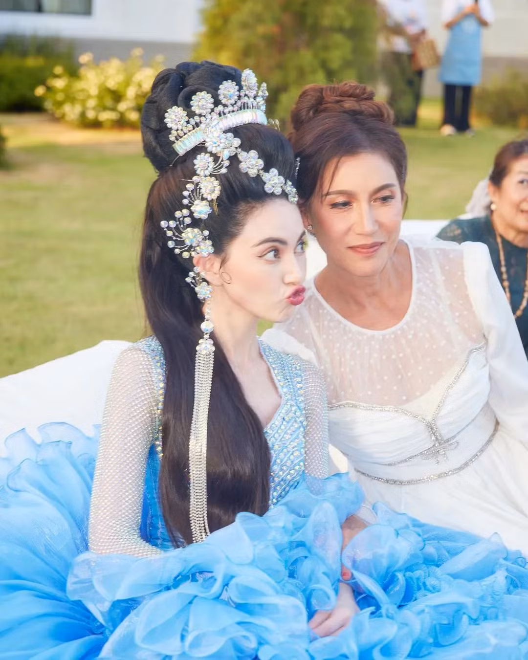 Được biết, trong dịp đặc biệt này, "ma nữ đẹp nhất Thái Lan" hóa thân thành nữ chính trong kịch truyền thống Thái Lan để chúc mừng sinh nhật mẹ