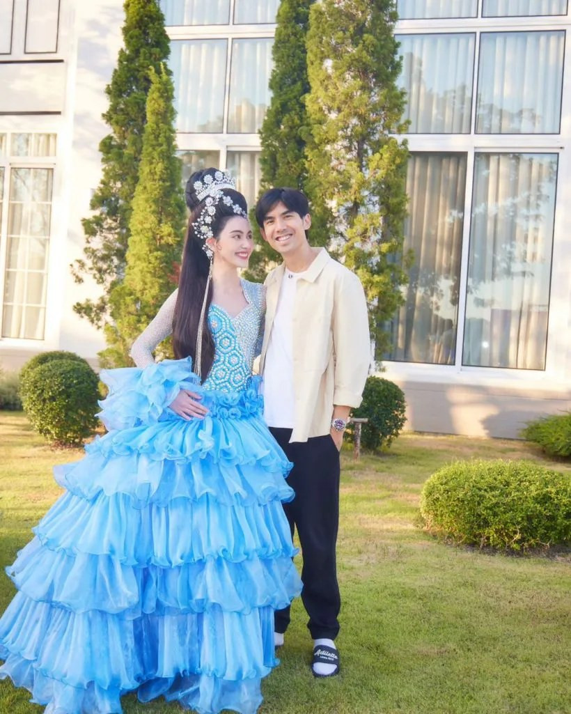 Những hình ảnh đẹp xuất thần của "ma nữ Thái Lan" trong buổi tiệc này đã nhanh chóng nhận được sự chú ý của netizen.