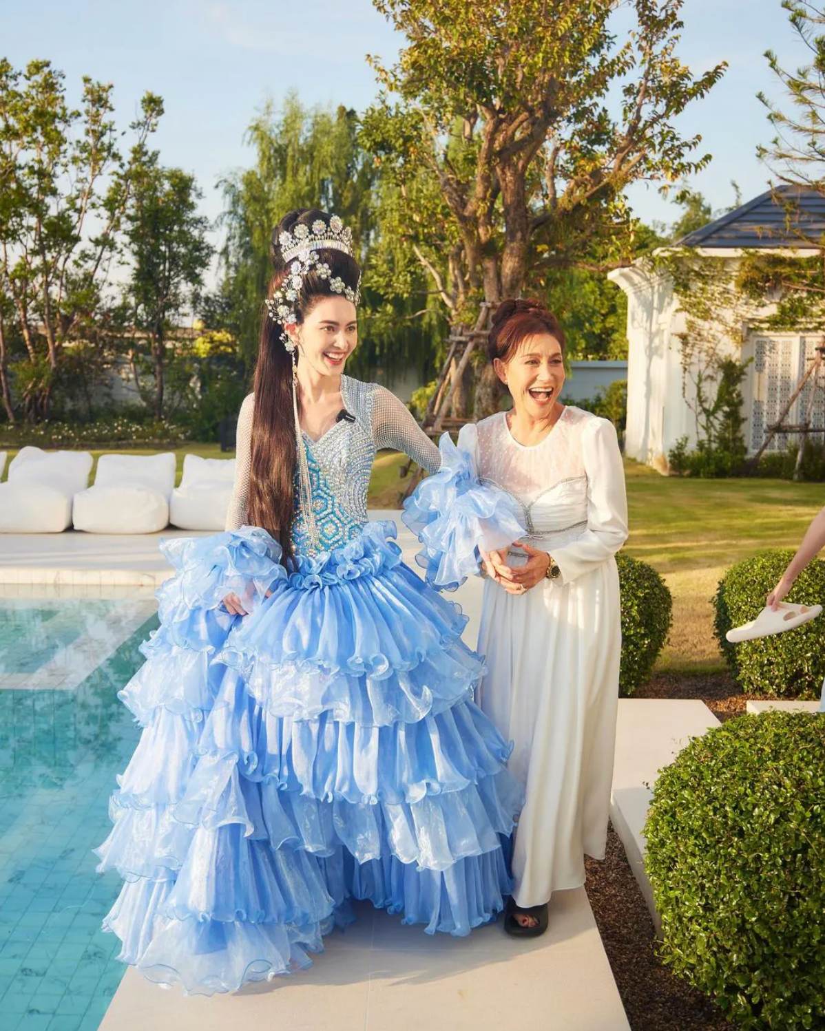 Người đẹp xinh đẹp lung linh trong sinh nhật mẹ nhờ cách trang điểm và làm tóc cầu kỳ.