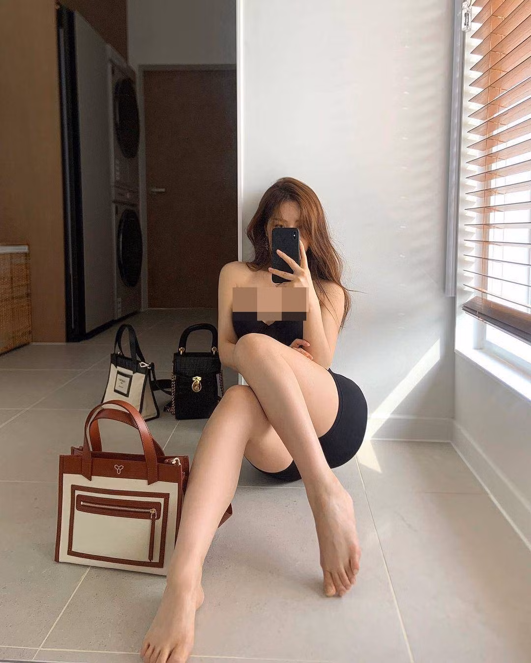 Nana là một giáo viên dạy yoga nổi tiếng ở Hàn Quốc. Cô thường xuyên chia sẻ các bài tập yoga và khoe vóc dáng quyến rũ của mình lên mạng xã hội.