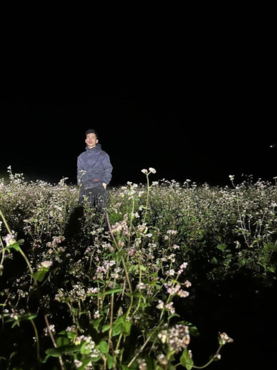 Dù trời đã tối nhưng anh chàng này vẫn quyết định chụp hình ở nhiều góc khá nhau và khoe ngay với cộng đồng mạng về chuyến du lịch của mình. Ảnh: Ngô Xuân Hiếu