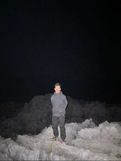 Vì mức lương thấp, anh chàng cân nhắc đi du lịch tiết kiệm bằng cách tự đi xe máy, xuất phát từ 9h sáng nhưng mãi 9h tối mới kịp check in ở Dốc Thẩm Mã do bị tắc đường. Ảnh: Ngô Xuân Hiếu