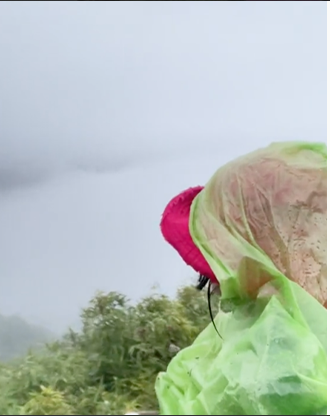 Theo hình ảnh, chuyến trekking của cô là hành trình leo núi, khó đi, có khi phải đi trong đêm khi trời tối mịt, trèo đèo lội suối băng rừng...Nguồn: TikTok @hanae.nguyen