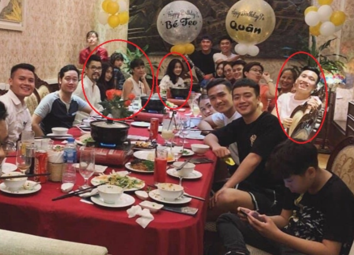 Mới đây, bức ảnh cũ của cặp đôi ở thời điểm mới quen biết nhau được "đào" lại. Điều khiến cư dân mạng bất ngờ là trong tấm hình còn có sự xuất hiện của Hoàng Anh Ốc - bạn gái cũ Đoàn Văn Hậu. Thời điểm đó, Văn Hậu vẫn đang hẹn hò cùng Hoàng Anh Ốc.