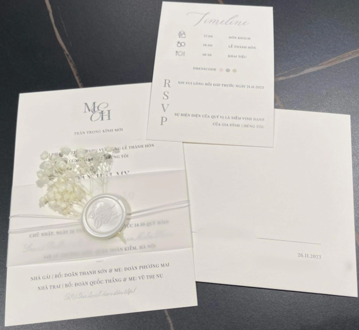 Trên thiệp cưới cả hai quy định khách đến tham dự phải mặc đồ theo dress code gồm 3 màu: hồng pastel, xám, be. Được biết, đám cưới của cặp đôi sẽ tổ chức vào lúc 17h ngày 26/11 tại một khách sạn 5 sao trên phố Lý Thường Kiệt, Hà Nội. Ảnh: Tổng hợp