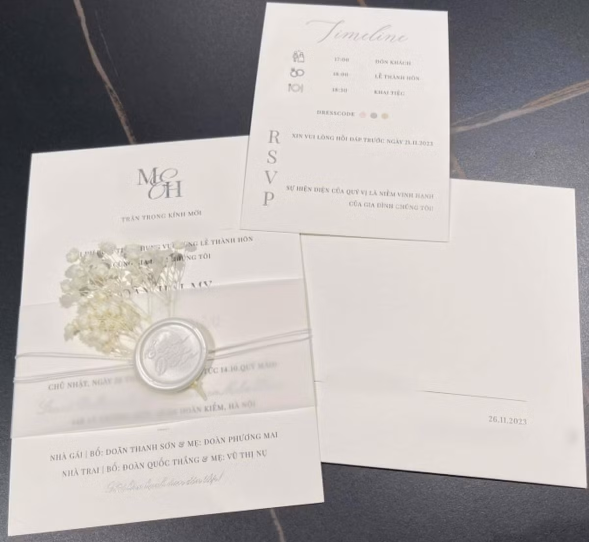 Trên thiệp cưới cả hai quy định khách đến tham dự phải mặc đồ theo dress code gồm 3 màu: hồng pastel, xám, be. Được biết, đám cưới của cặp đôi sẽ tổ chức vào lúc 17h ngày 26/11 tại một khách sạn 5 sao trên phố Lý Thường Kiệt, Hà Nội. Ảnh: Tổng hợp