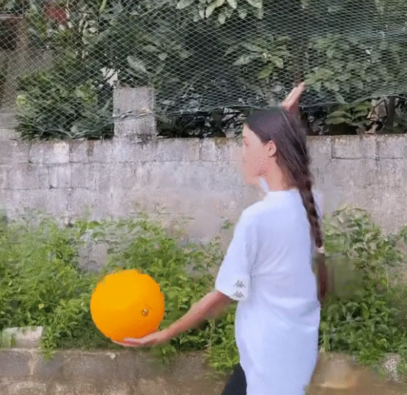 Mới đây, vợ chồng Bùi Tiến Dũng đã đưa con trai về Thanh Hóa thăm ông bà nội. Những khoảnh khắc của nàng WAG Tây khi ở nhà chồng gây chú ý.