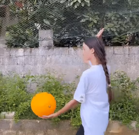 Mới đây, vợ chồng Bùi Tiến Dũng đã đưa con trai về Thanh Hóa thăm ông bà nội. Những khoảnh khắc của nàng WAG Tây khi ở nhà chồng gây chú ý.