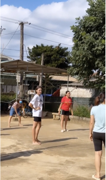 Bùi Tiến Dũng đăng tải khoảnh khắc vợ mẫu Tây Dianka Zakhidova đang chơi bóng chuyền hơi cùng với các cô, các bác trong xóm làm netizen thích thú.