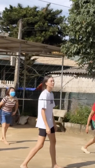 Người đẹp chọn trang phục đơn giản, không ngại đứng dưới trời nắng để chơi cùng mọi người.