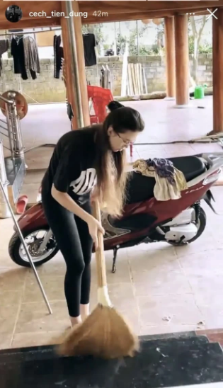 Cô ăn mặc thoải mái, gương mặt rạng rỡ khác xa sự sang chảnh và thần thái ngút ngàn trên sàn diễn.