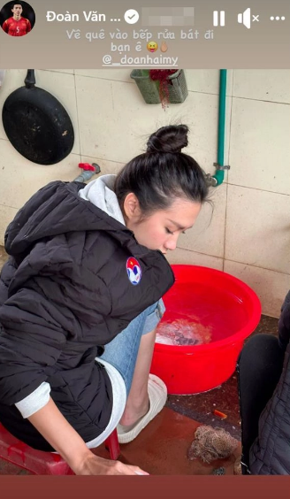 Một nàng dâu khác cũng gây chú ý khi về quê chồng sắp cưới là Doãn Hải My. Trước đây cô nhiều lần về thăm nhà Đoàn Văn Hậu ở Thái Bình.