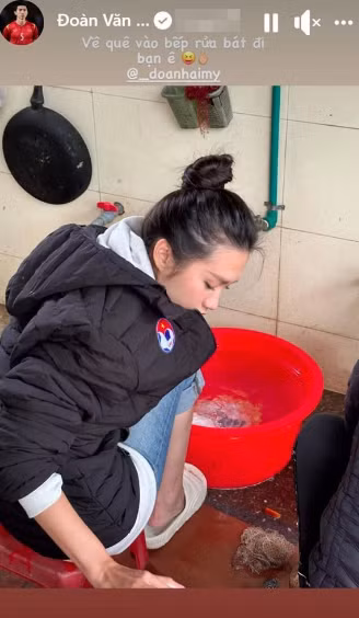 Một nàng dâu khác cũng gây chú ý khi về quê chồng sắp cưới là Doãn Hải My. Trước đây cô nhiều lần về thăm nhà Đoàn Văn Hậu ở Thái Bình.