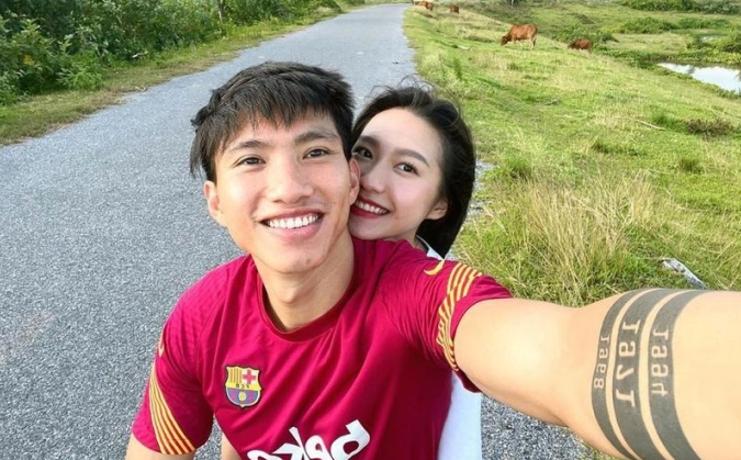 Khi về nhà bạn trai, Doãn Hải My sẵn sàng xắn tay vào làm việc nhà, rửa bát.