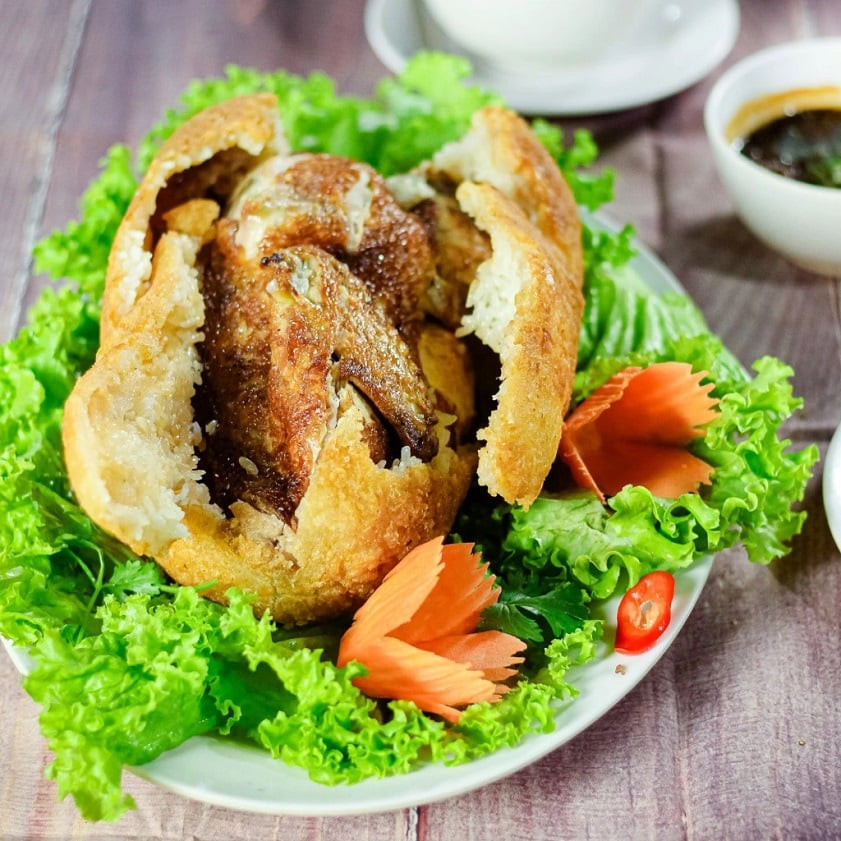 Duy Gà – quán gà bó xôi Hà Nội nổi tiếng với mô hình kinh doanh trực tuyến. Gà tại quán thơm ngon, thịt gà mềm, xôi giòn, dẻo mang lại những trải nghiệm ẩm thực hấp dẫn. Địa chỉ: ngõ 442/15/26, Vĩnh Hưng, Thanh Trì, quận Hoàng Mai.