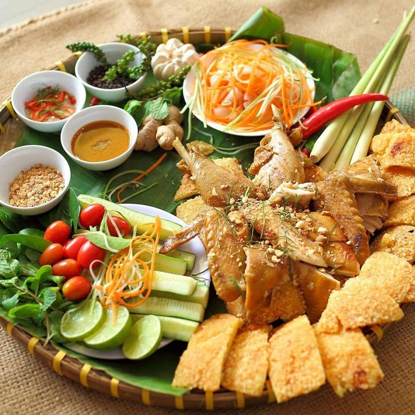 Chuỗi cửa hàng gà bó xôi Thiên Vương cũng là địa chỉ ăn gà bó xôi ngon ở Hà Nội. Món gà bó xôi tại đây là sự kết hợp hài hòa giữa thịt gà tươi ngon và lớp xôi nếp dẻo. Địa chỉ: CS1: số 288, Thái Hà; CS2: số 41, Nguyễn Hoàng, Mỹ Đình; CS3: số 12, ngõ 40, Hồng Tiến, Bồ Đề; CS4: Ngoại Giao Đoàn, Xuân Đỉnh.