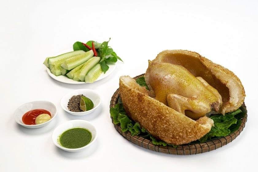 Ẩm thực Nhà Cám là một địa chỉ không thể bỏ qua cho những người yêu thích món gà bó xôi. Tại đây, món gà bó xôi được tạo ra với sự tỉ mỉ từ khâu lựa chọn nguyên liệu đến quá trình chế biến món ăn. Địa chỉ: CS1: số 248, phố Tân Mai; CS2: số 129, Nguyễn Trãi; CS3: số 68, quận Cầu Giấy; CS4: số 57, Hai Bà Trưng. Ảnh: Sưu tầm