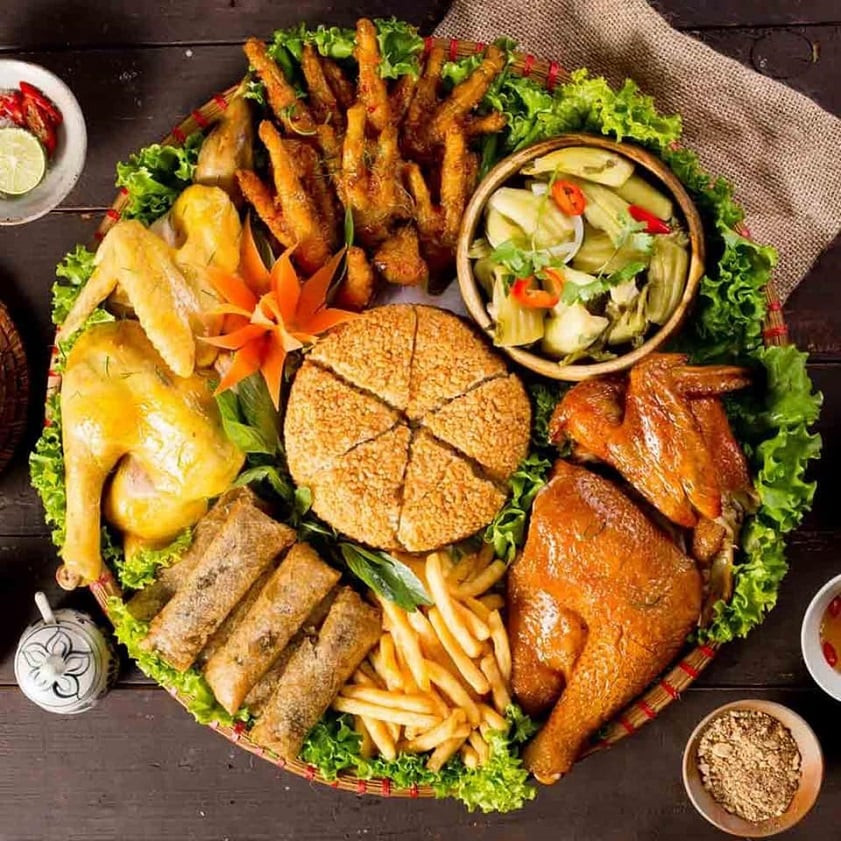 Quán gà mẹt Thiên Ân là một địa chỉ thưởng thức gà được nhiều tín đồ ẩm thực quan tâm, trong đó món gà bó xôi thơm ngon, hấp dẫn. Gà được bao bọc bên trong lớp xôi dẻo, sau đó chiên vàng giòn. Bên ngoài, nó trông như một quả trứng khổng lồ đầy ấn tượng. Địa chỉ: số 305, Trần Đại Nghĩa, quận Hai Bà Trưng.