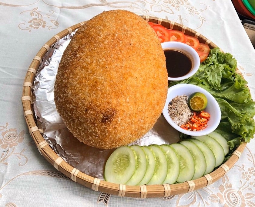 Nhà hàng Vua Gà Nướng nổi tiếng với đặc sản là các món gà. Gà bó xôi tại đây gây ấn tượng với lớp xôi chiên giòn vàng óng bên ngoài, thịt gà bên trong thơm ngon, ngọt thịt. Địa chỉ: số 269, Kim Mã, quận Ba Đình.