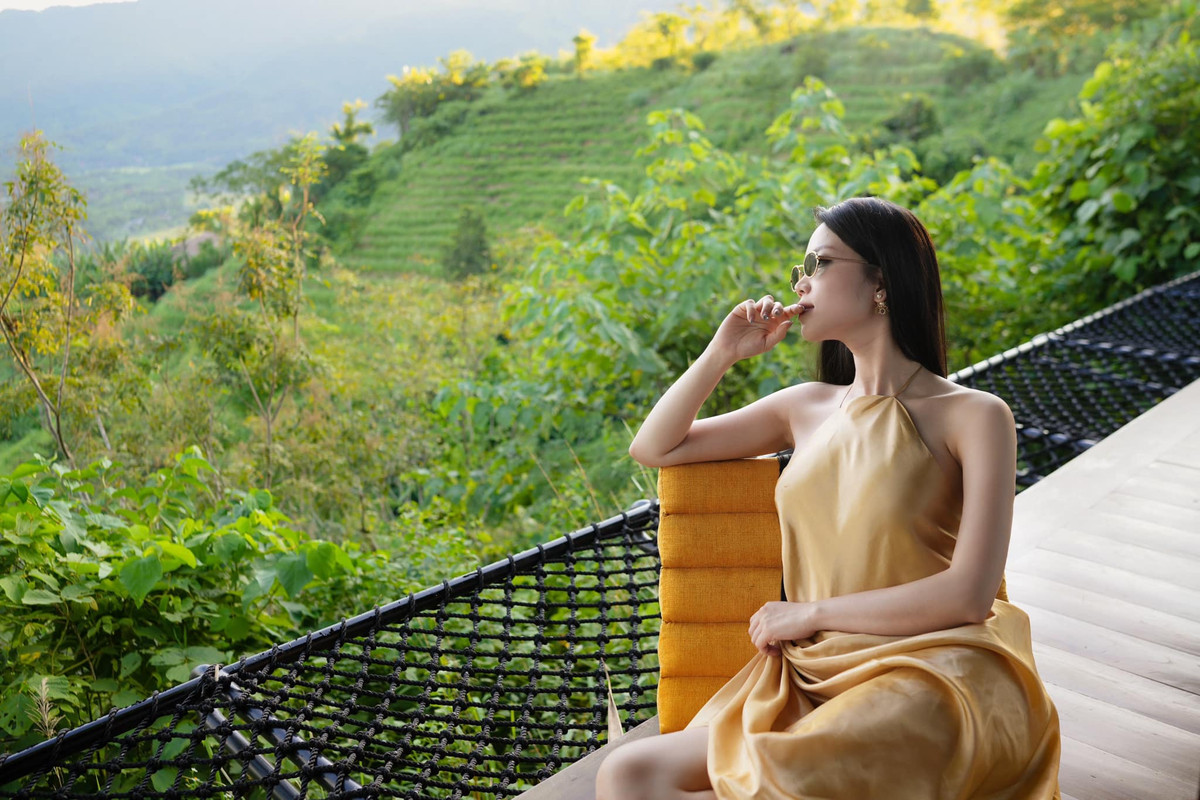 Là một MC, BTV, Hải Yến ưu tiên lựa chọn những mẫu váy áo điệu đà, nữ tính và gợi cảm vừa đủ dù sở hữu thân hình chuẩn như người mẫu.