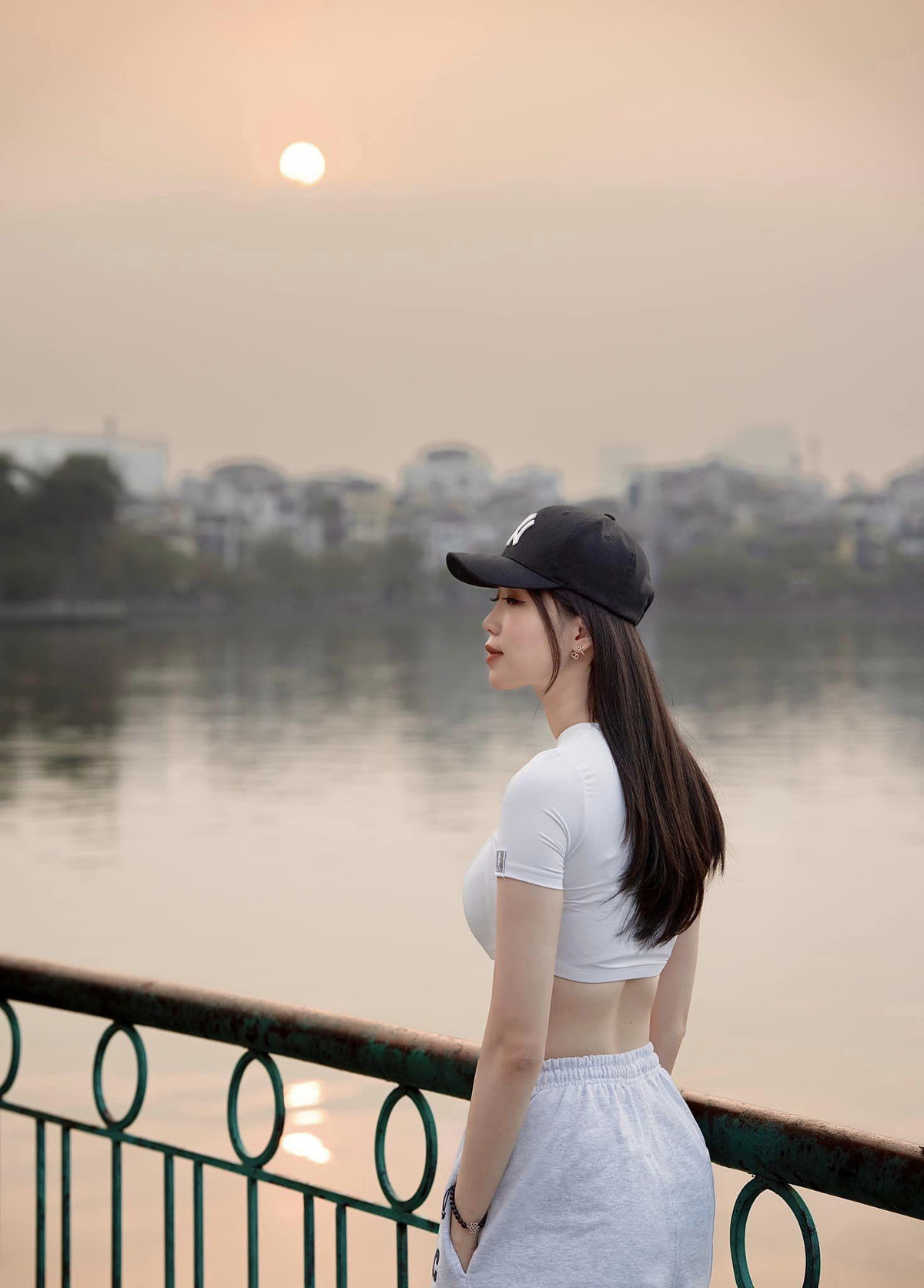 Khi không lên sóng, người đẹp 9X thường ăn mặc trẻ trung, thanh lịch, không kém phần gợi cảm.