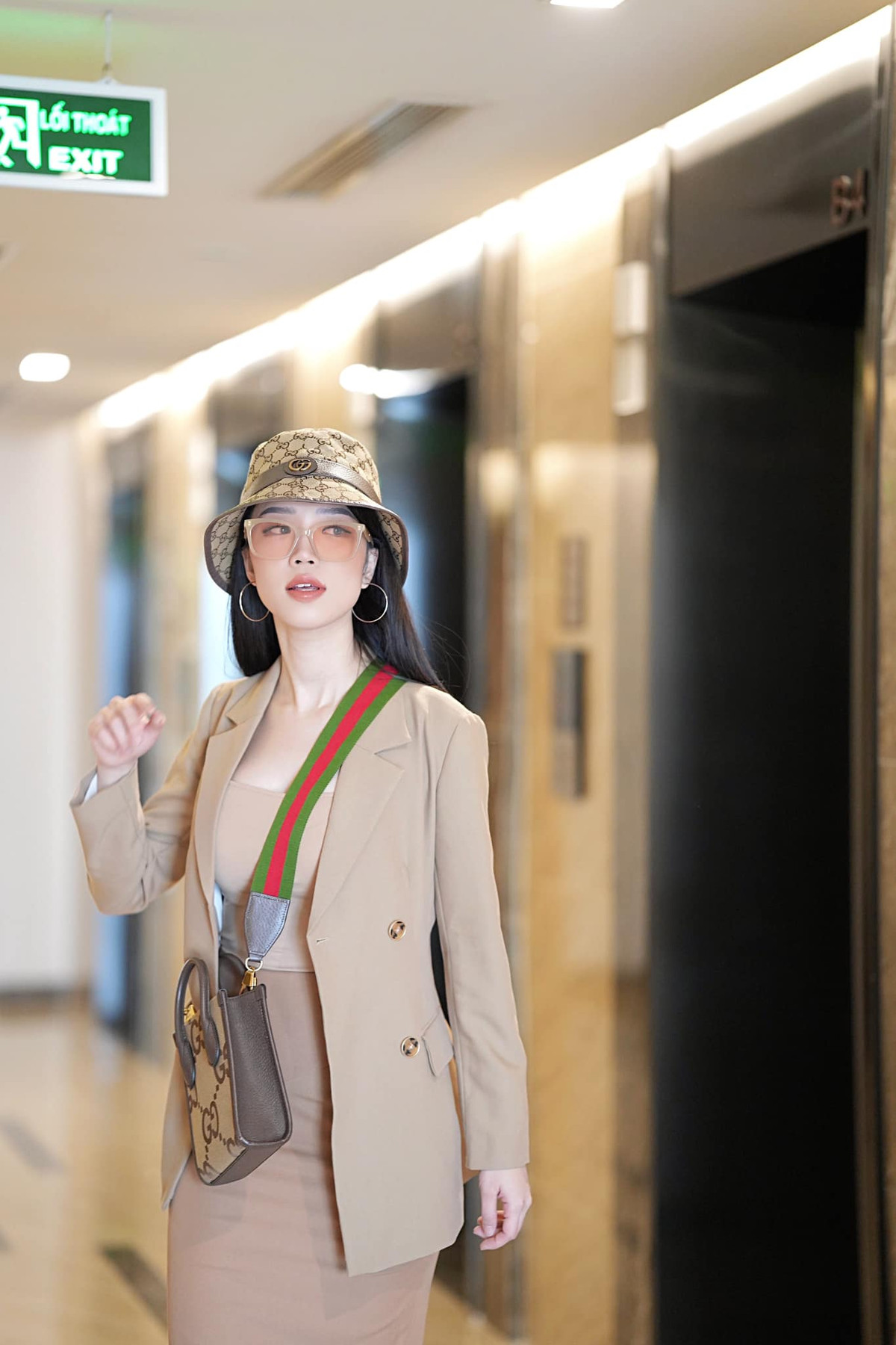 Nữ MC thường chọn những bộ đầm ôm sát tôn triệt để vòng eo nhỏ.