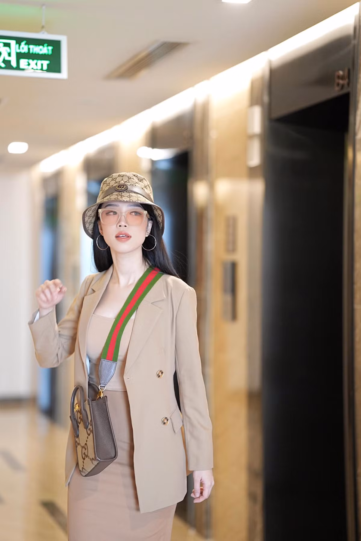 Nữ MC thường chọn những bộ đầm ôm sát tôn triệt để vòng eo nhỏ.