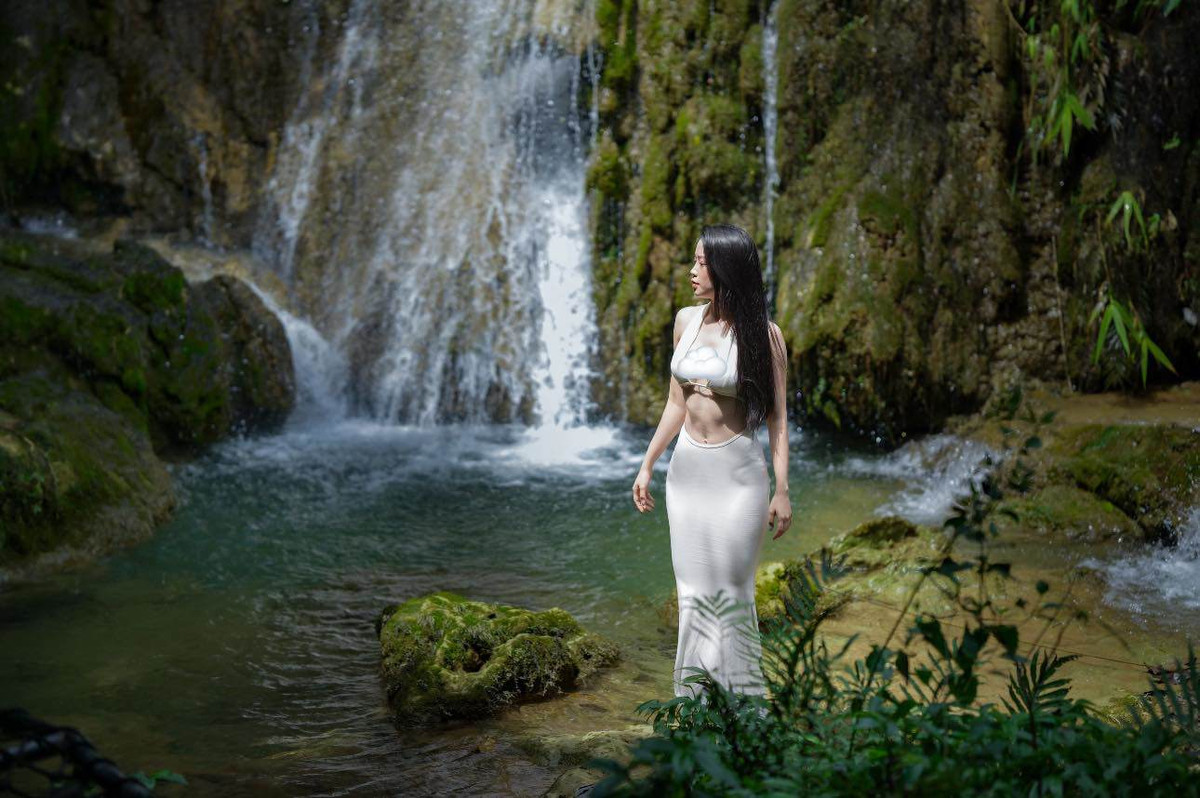 Sở hữu chiều cao 1m72 cùng tài năng ca hát, Hải Yến đã đạt được nhiều thành tích đáng nể như Top 15 Hoa Khôi Sinh Viên Imiss Thăng Long 2012, Giải Nhất Tiếng hát sinh viên toàn quốc 2012, Giải Ba Tiếng hát sinh viên Kinh Tế Quốc Dân, Sinh viên tiêu biểu Đại học Kinh tế Quốc dân 2015…