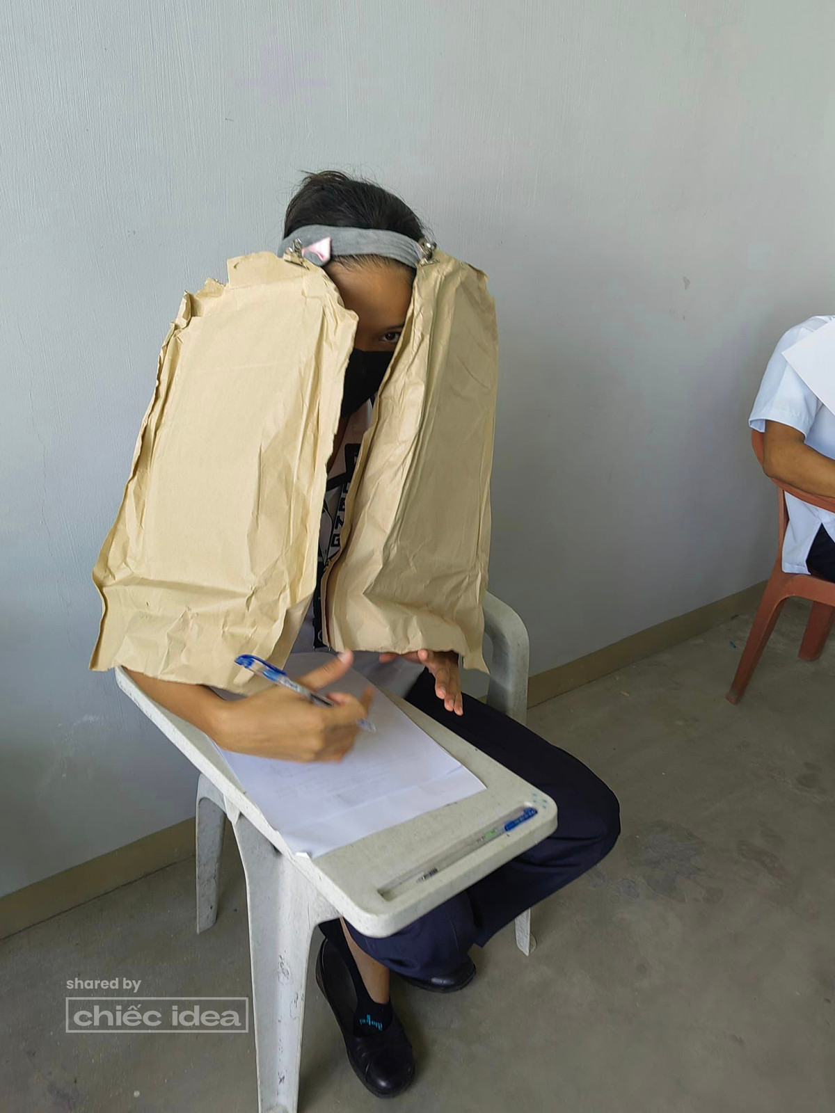 Các sinh viên của trường Bicol đội đủ thứ mũ đa dạng, từ kiểu Halloween, đến mũ lấy cảm hứng từ Naruto (nhân vật truyện tranh Nhật Bản).