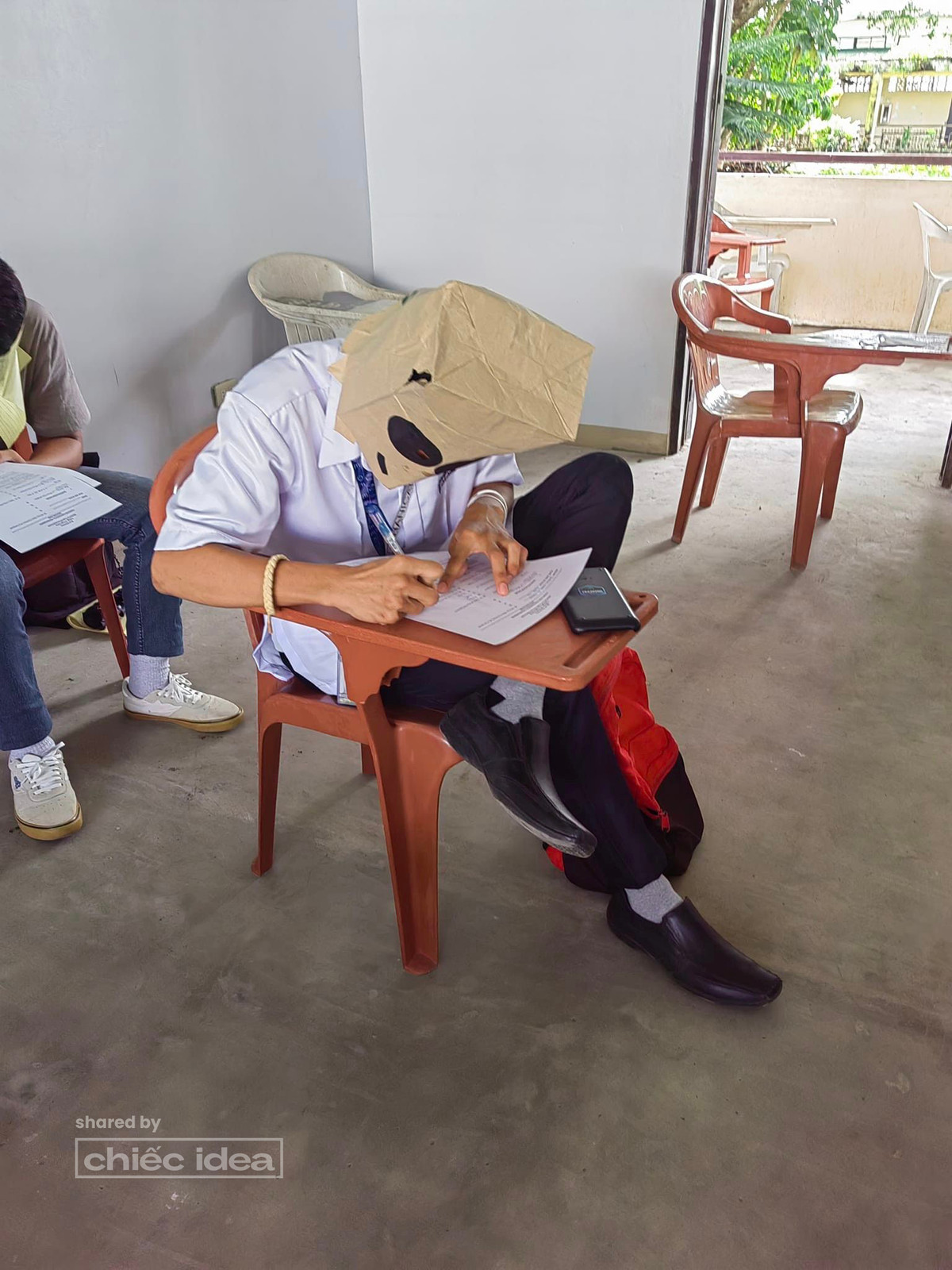 Cô giáo khá bất ngờ khi các sinh viên sáng tạo nhiều loại mũ chống quay cóp độc lạ được làm từ giấy, vỉ trứng gà, mũ bảo hiểm, móc phơi quần áo…