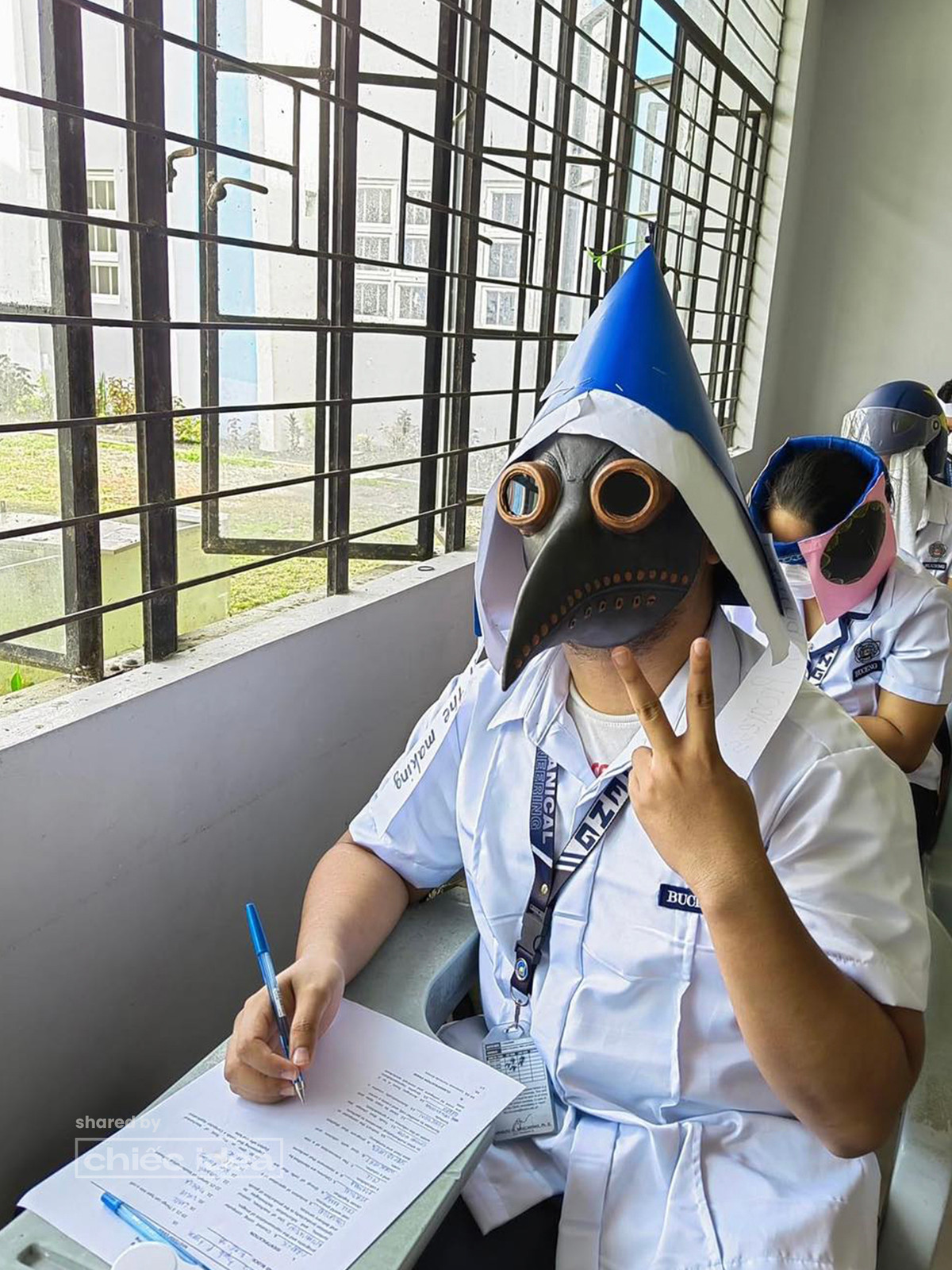 Vào năm 2013, một hình ảnh được lan truyền trên truyền thông Thái Lan về hình ảnh một căn phòng của sinh viên đại học ở Bangkok đang làm bài kiểm tra trong khi đeo tờ giấy được dán vào hai bên đầu để che khuất tầm nhìn của sinh viên. Ảnh: Chiếc Idea