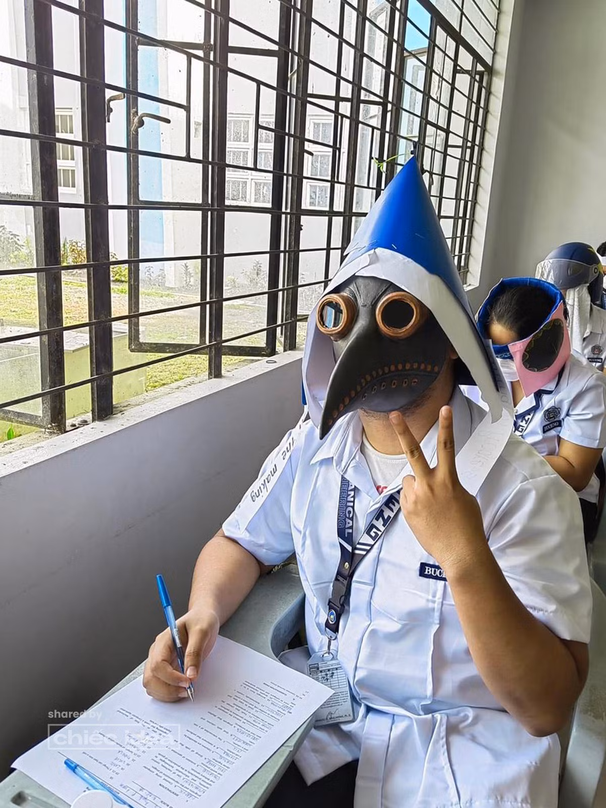 Vào năm 2013, một hình ảnh được lan truyền trên truyền thông Thái Lan về hình ảnh một căn phòng của sinh viên đại học ở Bangkok đang làm bài kiểm tra trong khi đeo tờ giấy được dán vào hai bên đầu để che khuất tầm nhìn của sinh viên. Ảnh: Chiếc Idea