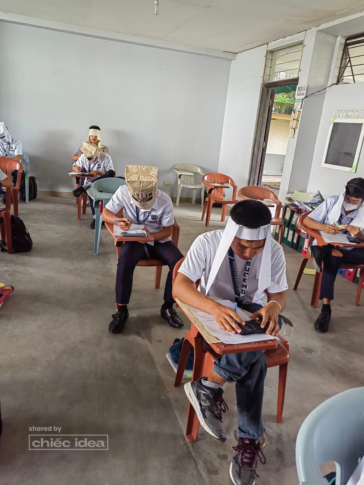 Vì lo ngại những sinh viên "nhất quỷ nhì ma" tìm cách quay cóp, cô Mary Joy Mandane-Ortiz ở ĐH Kỹ thuật Bicol (Philippines) đã nghĩ ra cách để khiến không một em nào dám hó hé trong giờ thi, đó là tạo ra "mũ chống quay cóp".