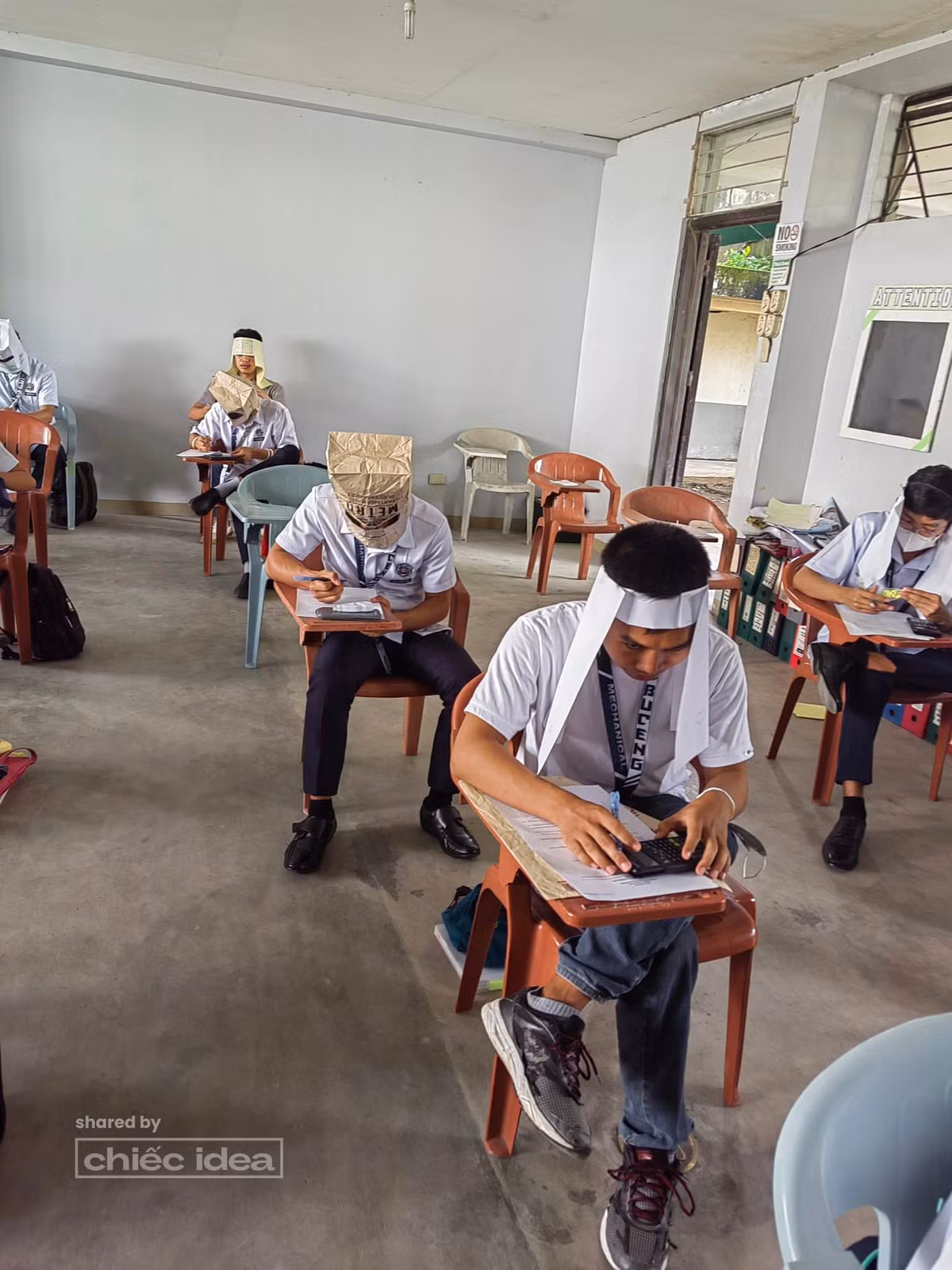 Vì lo ngại những sinh viên "nhất quỷ nhì ma" tìm cách quay cóp, cô Mary Joy Mandane-Ortiz ở ĐH Kỹ thuật Bicol (Philippines) đã nghĩ ra cách để khiến không một em nào dám hó hé trong giờ thi, đó là tạo ra "mũ chống quay cóp".