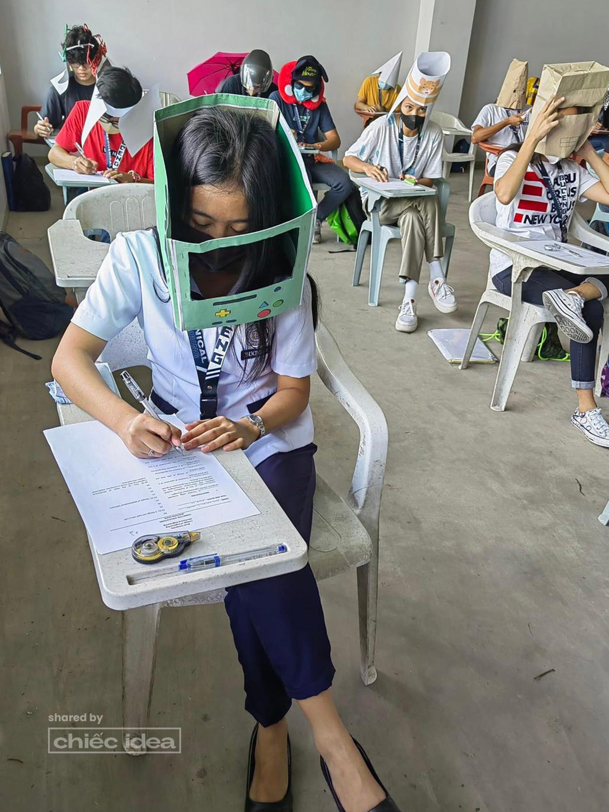 Chiếc mũ này được yêu cầu sử dụng trong suốt thời gian làm bài kiểm tra giữa kỳ.