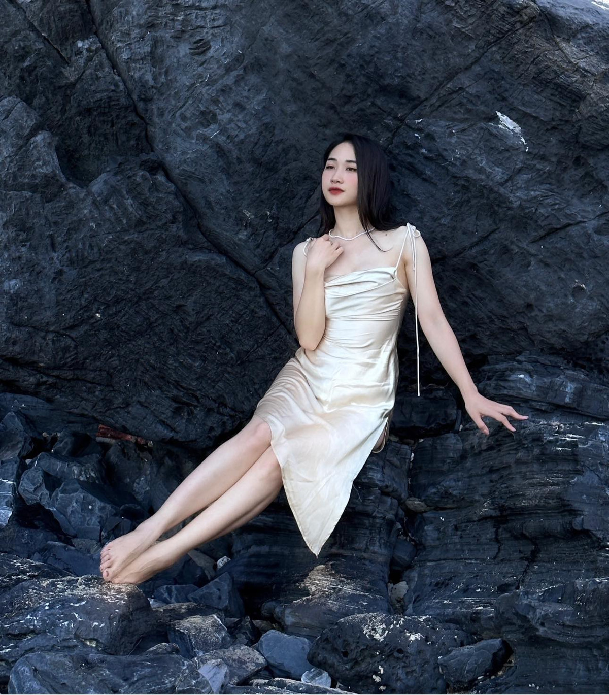 Cô đã từng tham gia một số cuộc thi nhan sắc và giành được khá nhiều giải thưởng như: Nữ sinh Thanh lịch của Cao đẳng Sư phạm và Á khôi cuộc thi Duyên dáng Sư phạm toàn quốc. Năm 2015, cô đạt giải xuất sắc cấp quận và giải ba cấp toàn thành phố khi tham gia cuộc thi Cô giáo Tài năng Duyên dáng.