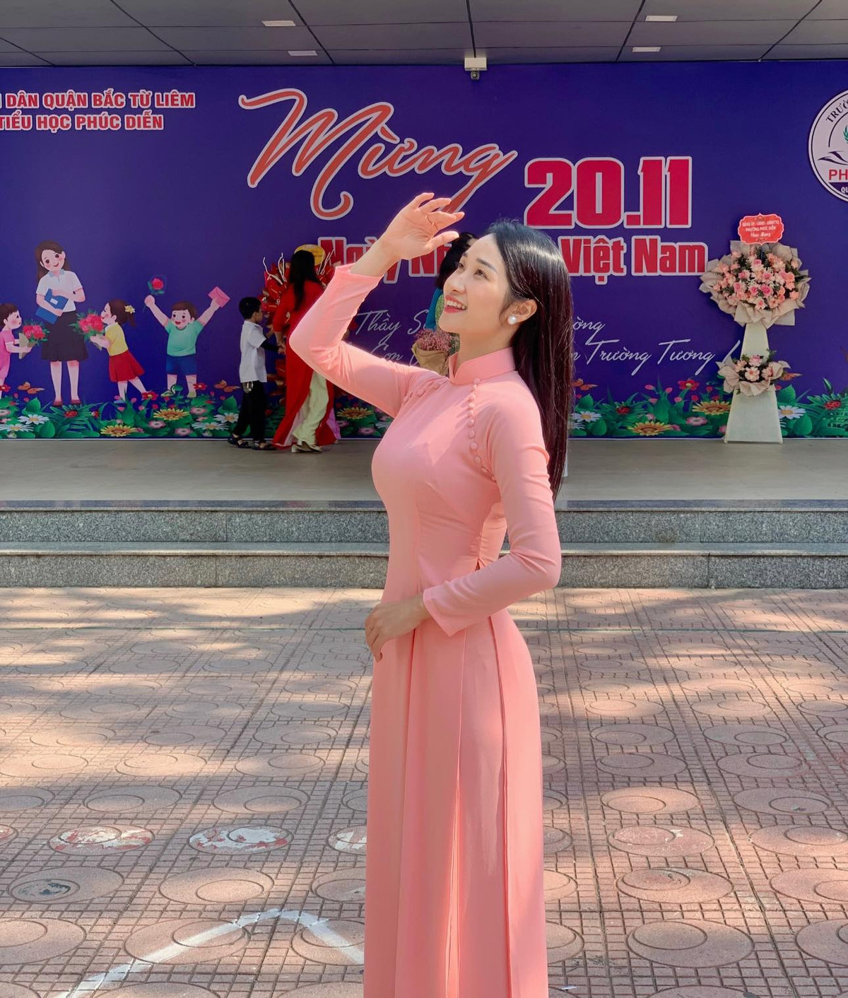 Cô giáo GenZ sở hữu ngoại hình ưa nhìn, ngoài đời cô nàng chuộng phong cách thời trang khá gợi cảm.